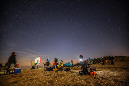Un grup de persones observant la pluja d’estrelles l’estiu passat al Montsec.
