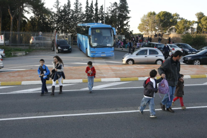 Famílies creuant la carretera a la sortida de l'Escola Alba en una imatge d'arxiu.