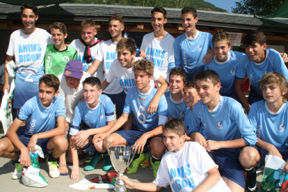 L’equip infantil del FIF Lleida celebra la victòria al torneig del Pallars.
