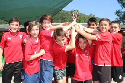 L’equip infantil del FIF Lleida celebra la victòria al torneig del Pallars.