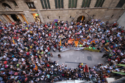 Manifestació davant la Paeria de Lleida a favor del referèndum. També n’hi va haver davant d’altres consistoris de Lleida i Catalunya.