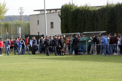 El árbitro del Artesa de Lleida-Bloques Juan Carlos sale escoltado por los Mossos el pasado domingo.