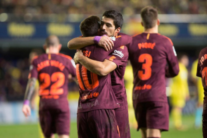 Luis Suárez se abraza con Messi tras anotar el delantero uruguayo el 0-1.