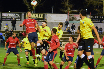 Jugadors del Lleida i de l’Olot pugnen pel control d’una pilota aèria, en una acció del partit que es va disputar ahir.