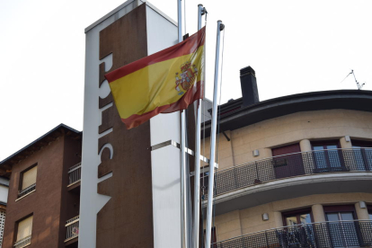 Los mástiles instalados en el tótem que señaliza las instalaciones de la Policía en La Seu d’Urgell.