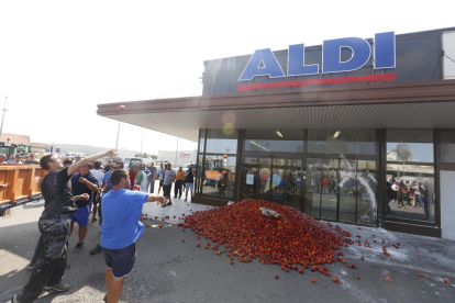 Montón de fruta ante el supermercado Aldi junto a la LL-11