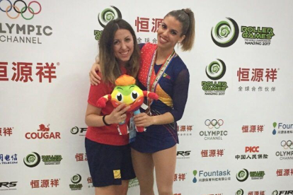 La entrenadora Laia Fuentes y Mònica Gimeno, ayer con la medalla de plata de la patinadora leridana.