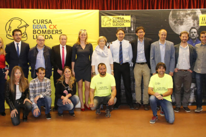 Organitzadors, autoritats i patrocinadors de la Cursa Bombers Lleida van posar abans de la presentació de la prova.