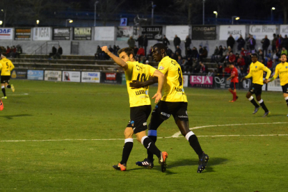 Jorge Félix i Moustapha celebren el gol de l’empat marcat a la primera meitat.