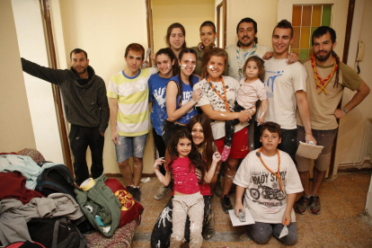 Los jóvenes que rehabilitan un piso de los bloques Juan Carlos junto a la familia que vive en él. 