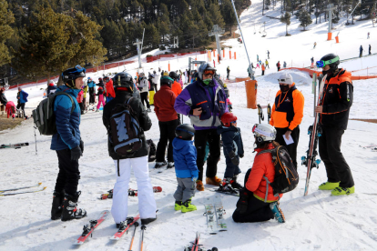 El levantamiento del confinamiento comarcal provoca un aumento considerable de esquiadores en las estaciones