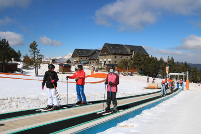 El levantamiento del confinamiento comarcal provoca un aumento considerable de esquiadores en las estaciones