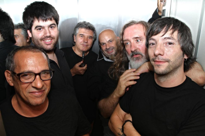 Els sis músics actuals de Mesclat, de nou en escena amb la Cobla Catalana dels Sons Essencials.
