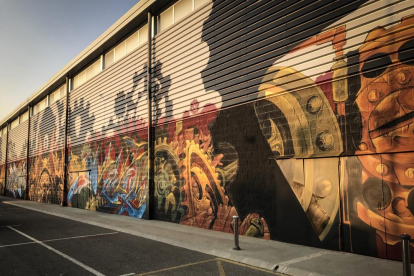 La pintura mural guanyadora, de gairebé 400 metres quadrats, en un lateral del pavelló municipal.
