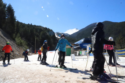 Esquiadores en Espot tras efectuar una bajada en las pistas que acogieron a casi 400 personas.