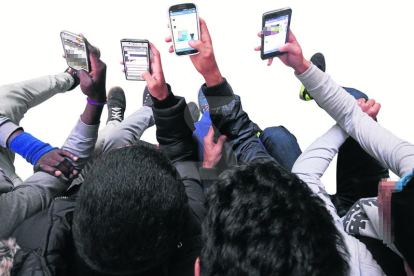 Adolescents a les xarxes a través del mòbil.