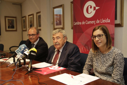 Joan Simó, president de la Cambra, Josep Ramón París i Esther García, ahir.