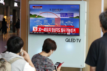 Ciutadans sud-coreans miren la notícia del llançament del míssil de Pyongyang.