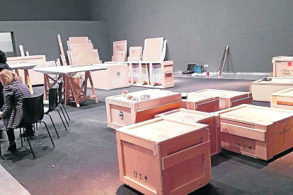 Imagen de las cajas en las que se guardaron las obras ayer en el Museu de Lleida.