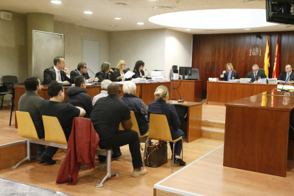 Los siete acusados, ayer en el banquillo de la Audiencia Provincial de Lleida. 
