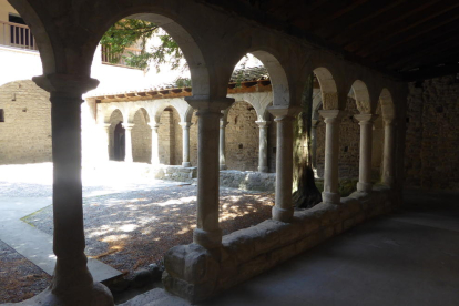 Claustre del Monestir de Sant Llorenç de Morunys, declarat Bé cultural d'interès nacional.