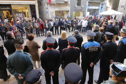 Repulsa  -  Un centenar de personas, entre vecinos y autoridades, se concentraron ayer ante la Paeria de Lleida para condenar el ataque contra una mezquita en Egipto y en solidaridad con las víctimas y sus familiares.