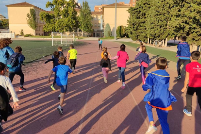 Un grup de nens de les Escoles Esportives Municipals practicant atletisme al Camp Escolar.