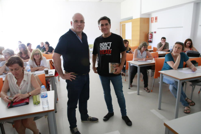 Ramon Rubinat, coordinador del curs, i l’escriptor Martí Gironell.