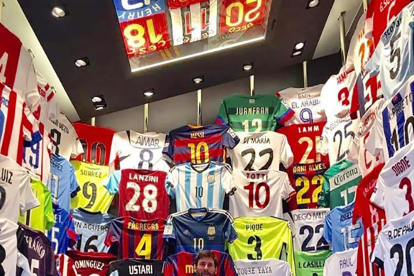 Messi i el seu fill Thiago, amb la col·lecció de samarretes