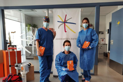 Foto del equipo de vacunación en el taller de la Associació L’Estel de Balaguer, ayer. 