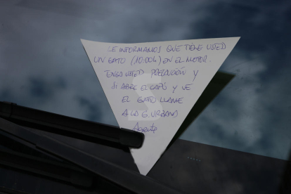 La nota de advertencia que la Guardia Urbana dejó en el cristal de un coche.
