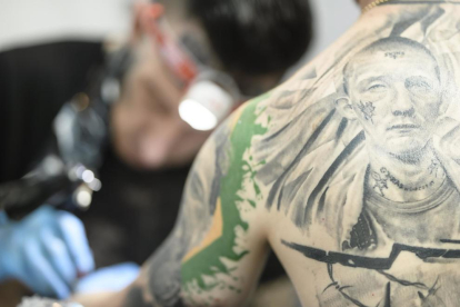 Una persona es realitza un tatuatge.