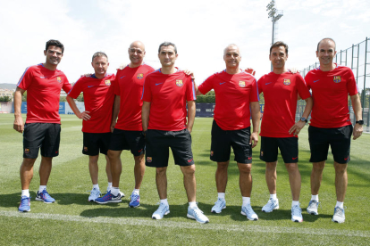 Valverde es va fer ahir una fotografia amb l’staff tècnic, entre ells el lleidatà Edu Pons (dreta).