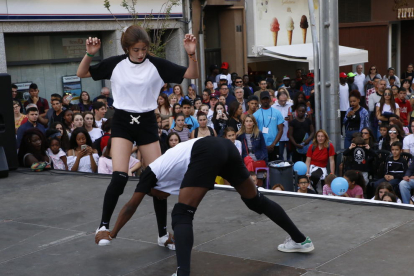 En la plaza Ricard Vinyes, ayer participantes del concurso amateur de danza urbana. 