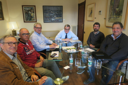Els representants de la FAV, al costat de Joan Gómez, l’alcalde i els responsables de l’empresa.