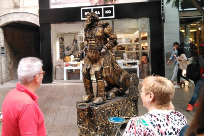 Estatuas humanas animan el Eix Comercial de Lleida