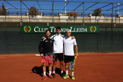De izquierda a derecha, Pablo Irigaray, el técnico Kike Huelin y Òscar Manciñeiras, ayer en el CT Lleida.