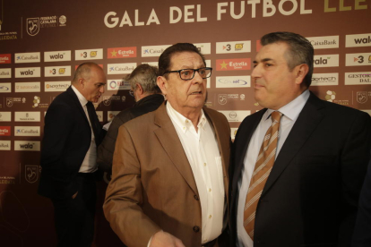 Salvador Rué conversa con Antoni Palau durante la gala del fútbol leridano el pasado 31 de marzo.