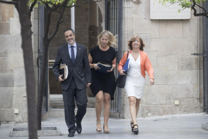 La conselleres Neus Munté i Meritxell Borràs, i el secretari del Govern, Joan Vidal, ahir.