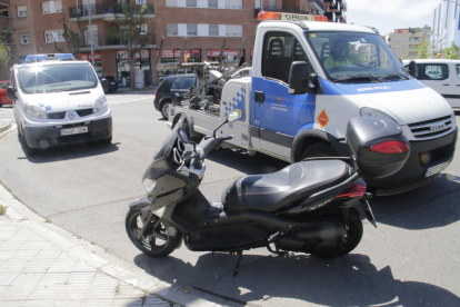 Vista de la motocicleta del herido tras la colisión que se registró ayer en la calle Baró de Maials. 