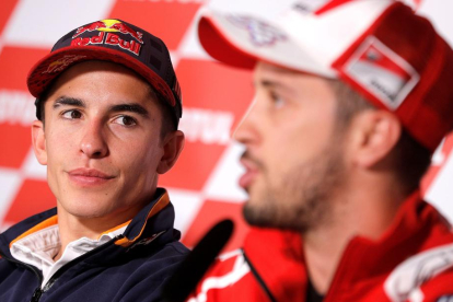 Marc Màrquez i Dovizioso, durant la sessió de fotos prèvia al GP de la Comunitat Valenciana, batejat com The Final Showdown.