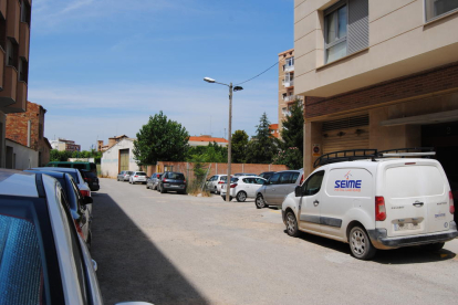 La travessia és un dels pocs carrers sense urbanitzar de la ciutat.
