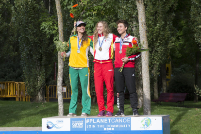 Núria Vilarrubla, al podi al costat de l’australiana Jessica Fox i l’austríaca Nadine Weratschnig, plata i bronze en C1.