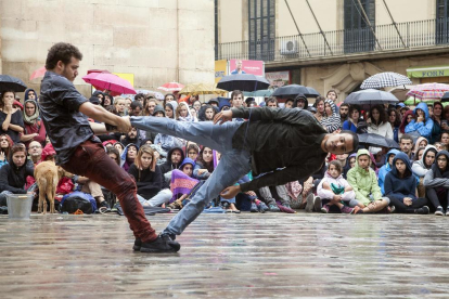 La clown Cristina Solé va posar el públic de FiraTàrrega als seus peus amb l’espectacle còmic ‘Wetfloor’, que va omplir de públic la plaça Major de Tàrrega.