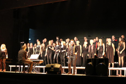El coro del Orfeó Lleidatà, el pasado domingo en Alcoletge con el espectáculo ‘Songs.cat’.