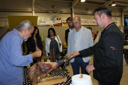 Los asistentes pudieron ver cómo se corta el jamón y degustar algunas de sus variedades.