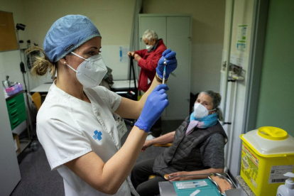 Una infermera, preparada per administrar la primera dosi de Pfizer en un CAP de Barcelona.