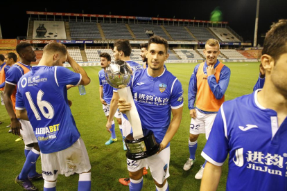 Valiente levanta el trofeo Emili Vicente que el Lleida ganó el miércoles ante el Reus.