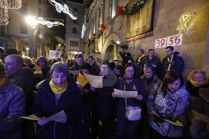 Los manifestantes cantando versiones navideñas a favor de la liberación de los presos.