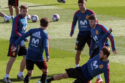 Sergio Ramos intenta robar el balón a un compañero durante el entrenamiento de la selección.